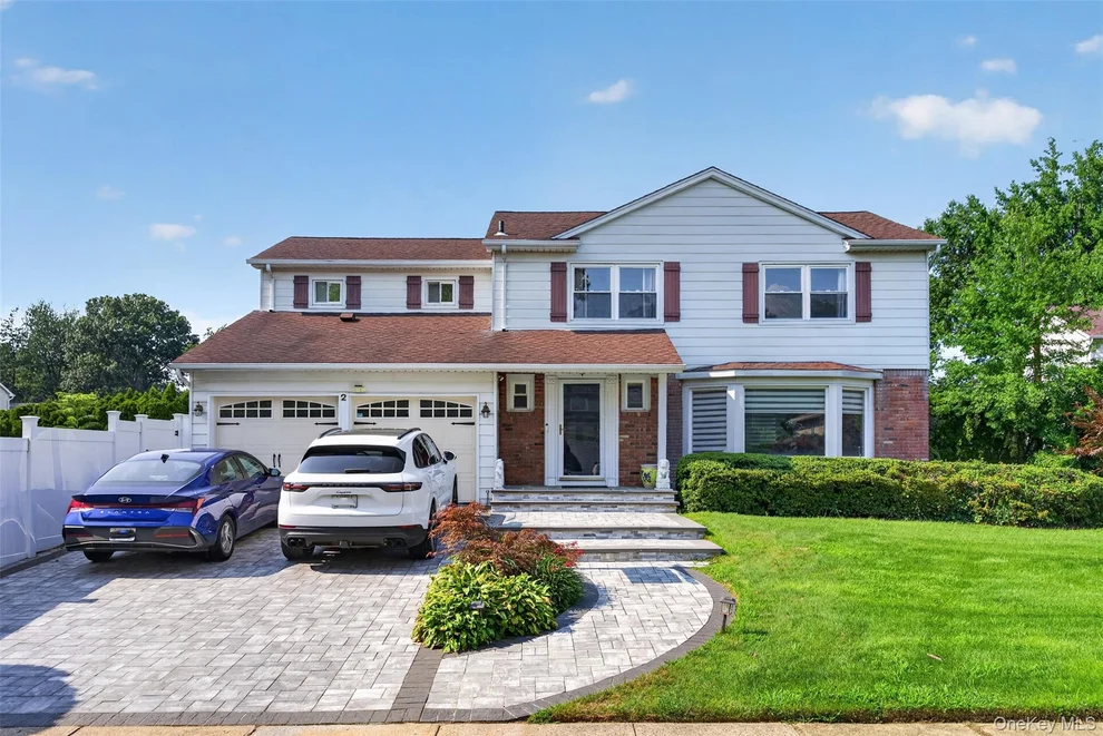 Unit for sale at 2 Foxhurst Court, North Hempstead, NY 11040