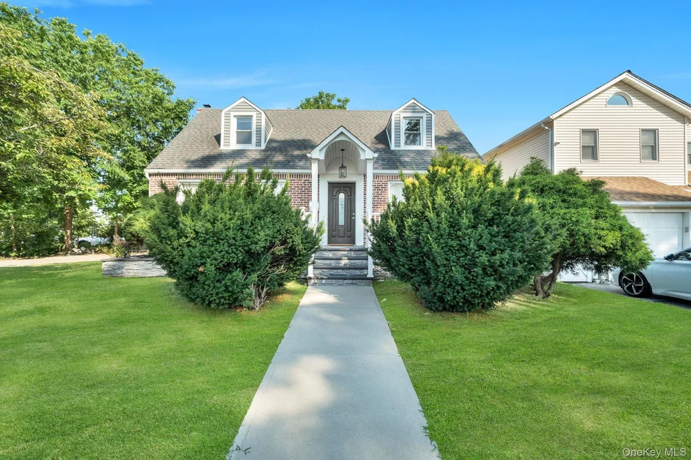 Unit for sale at 102 Strattford Road, North Hempstead, NY 11040