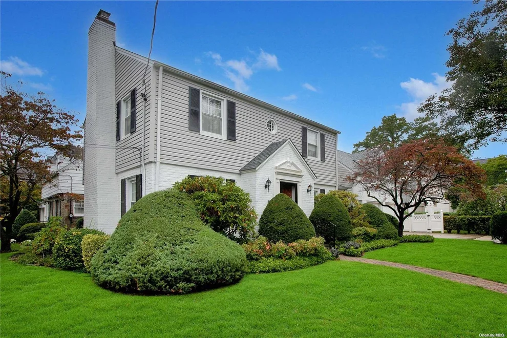 Unit for sale at 364 Garfield Avenue, North Hempstead, NY 11501
