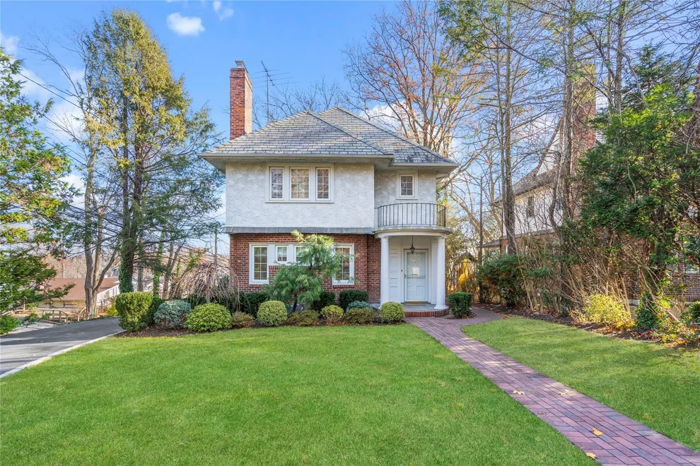Unit for sale at 11 Fourth Road, North Hempstead, NY 11021