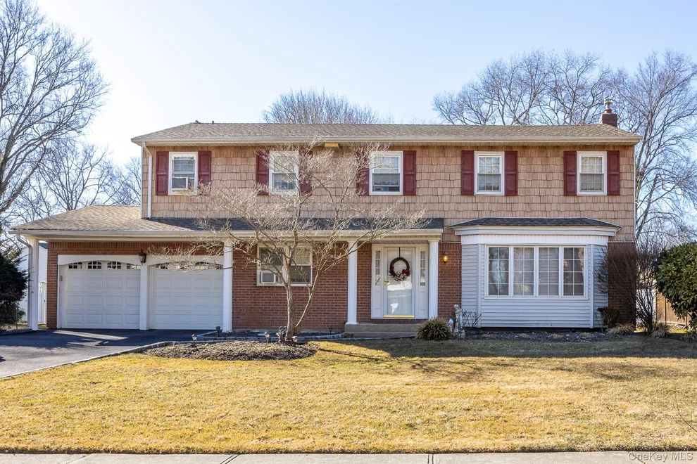 Unit for sale at 53 Tulipwood Dr, Smithtown, NY 11725