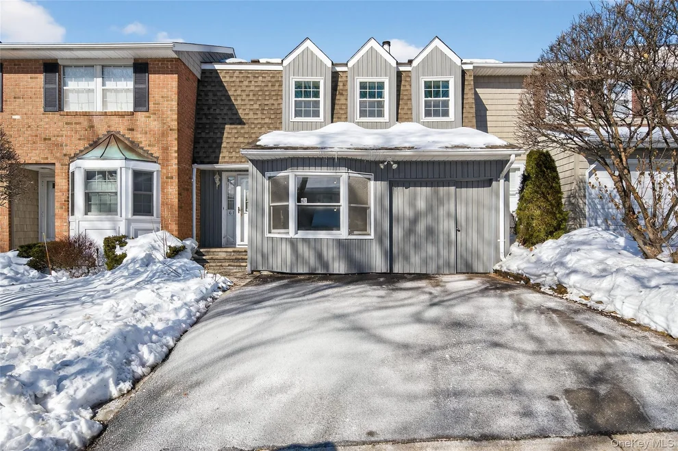 Unit for sale at 61 Estate Court, Oyster Bay, NY 11797
