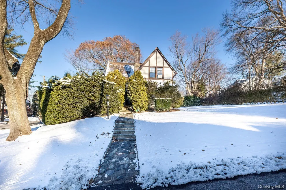 Unit for sale at 3 Ridgecrest E, Scarsdale, NY 10583