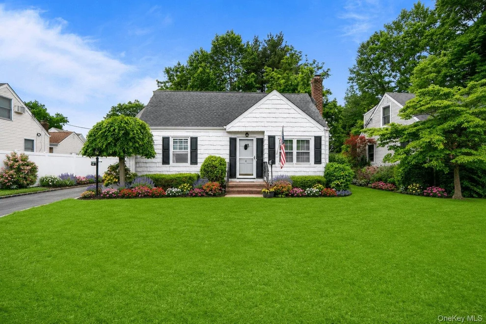 Unit for sale at 4 Birch Place, Glen Cove, NY 11542