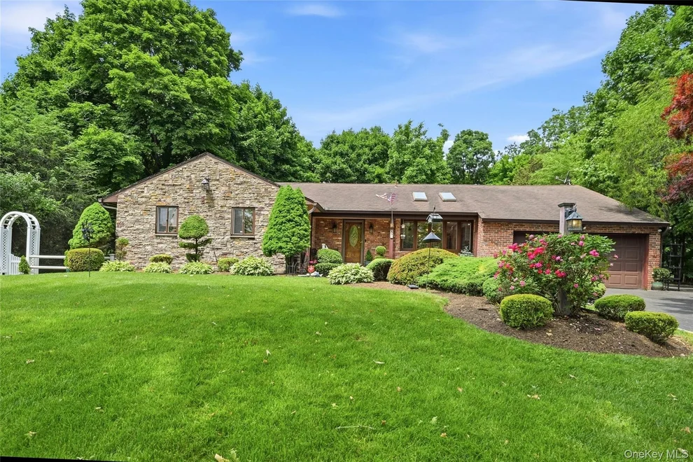 Unit for sale at 3 Partridge Lane, Huntington, NY 11743