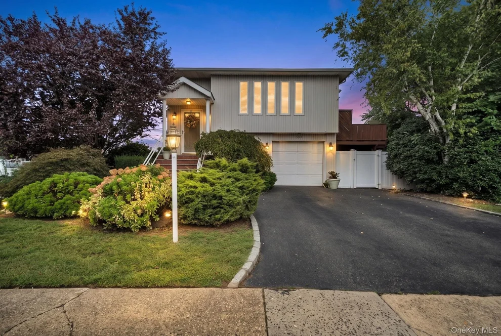 Unit for sale at 285 N Oak Street, Oyster Bay, NY 11758