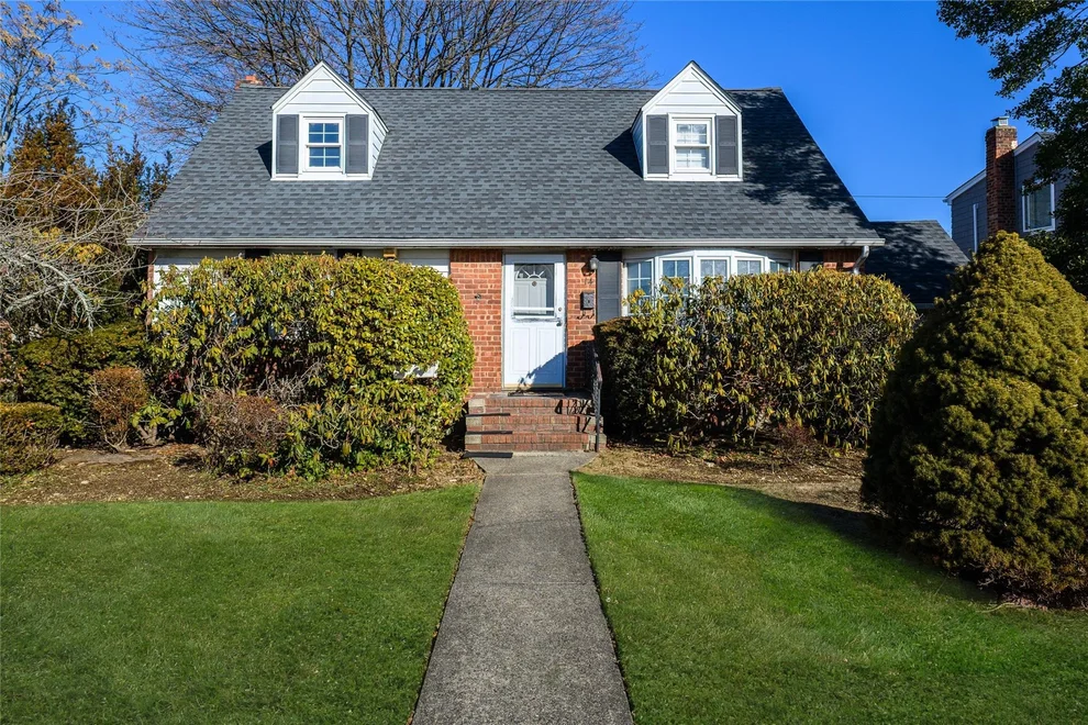 Unit for sale at 14 Terrace Court, North Hempstead, NY 11507