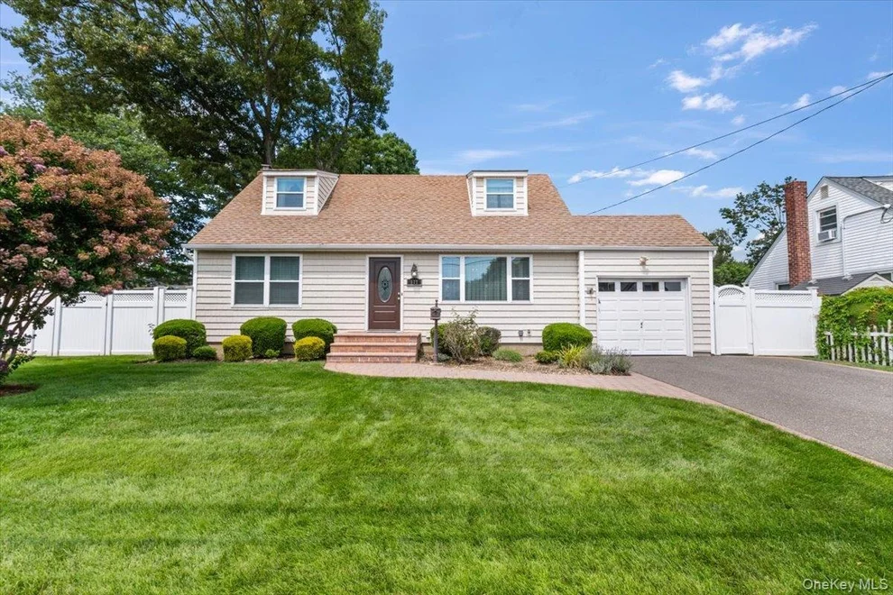 Unit for sale at 177 N Queens Avenue, Oyster Bay, NY 11758