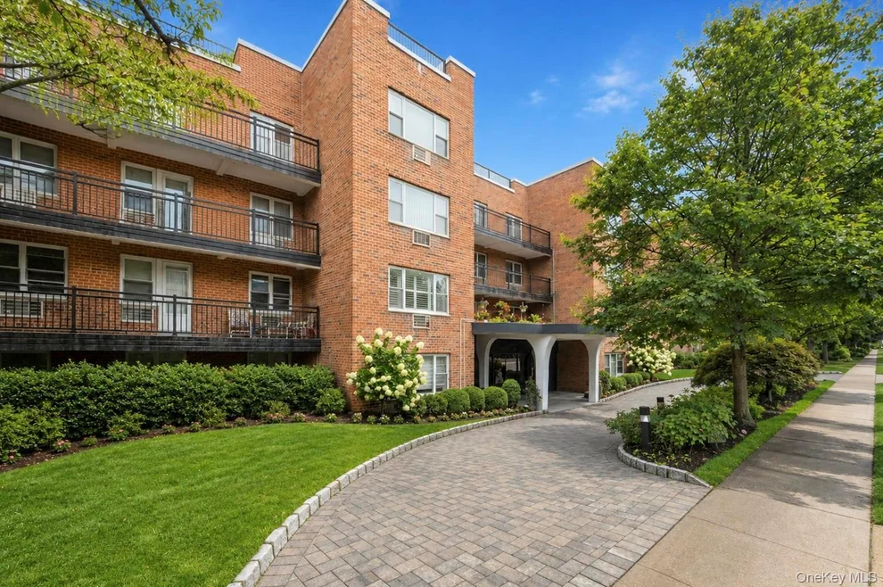 Unit for sale at 25 Chapel Place, North Hempstead, NY 11021