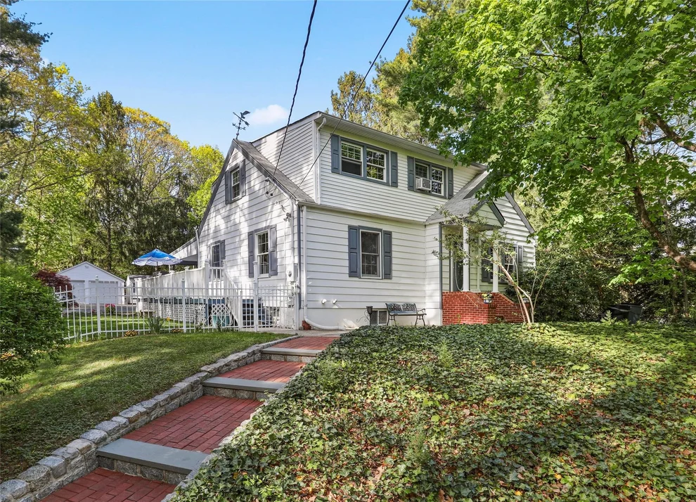 Unit for sale at 8 Rose Court, Huntington, NY 11768
