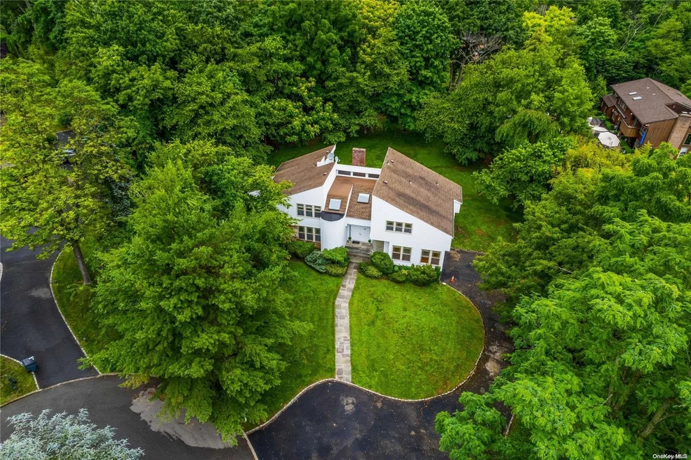 Unit for sale at 15 W Gate Road, North Hempstead, NY 11050