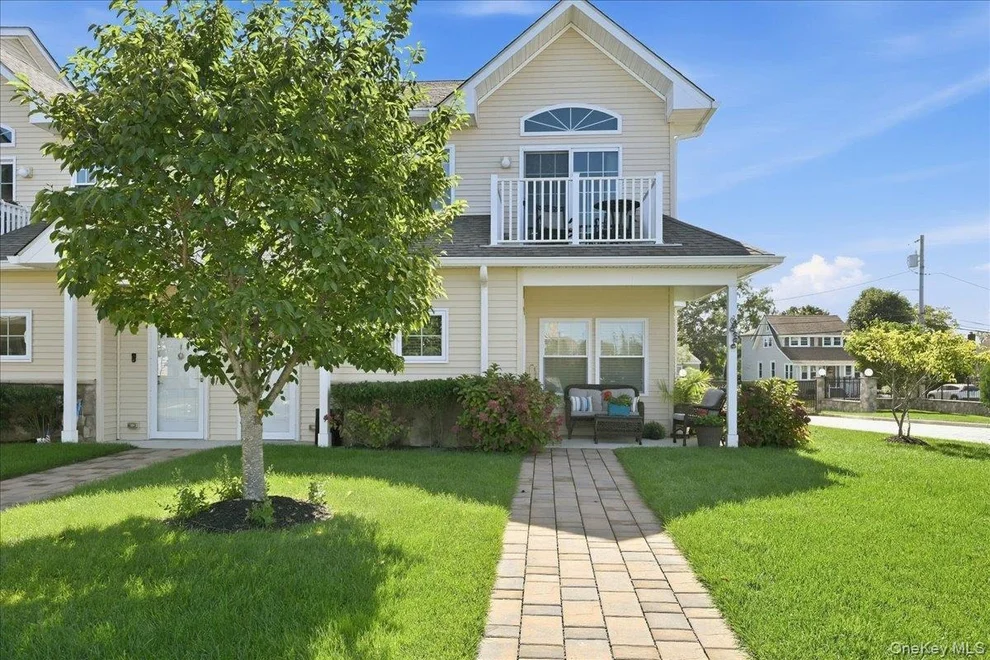 Unit for sale at 301 Anchor Court, Babylon, NY 11726