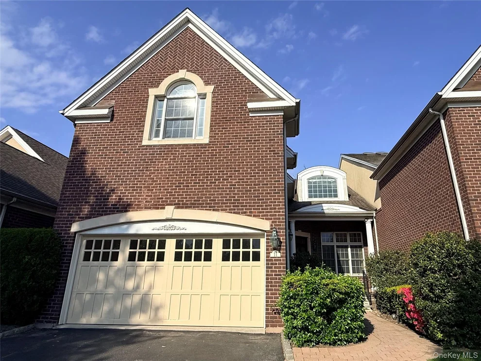 Unit for sale at 11 Belvedere Court, North Hempstead, NY 11030