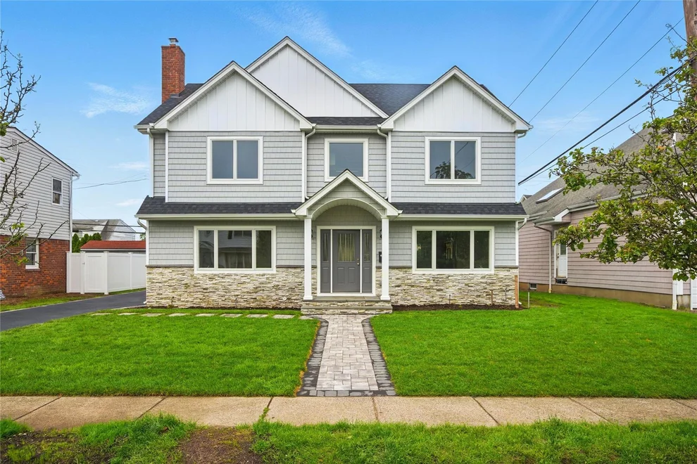 Unit for sale at 121 Claudy Lane, North Hempstead, NY 11040