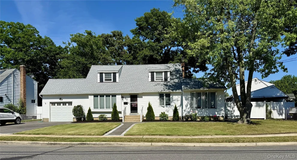 Unit for sale at 65 Westwood Road N, Oyster Bay, NY 11762