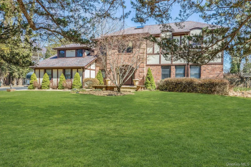 Unit for sale at 6 Ashleigh Drive, Smithtown, NY 11780