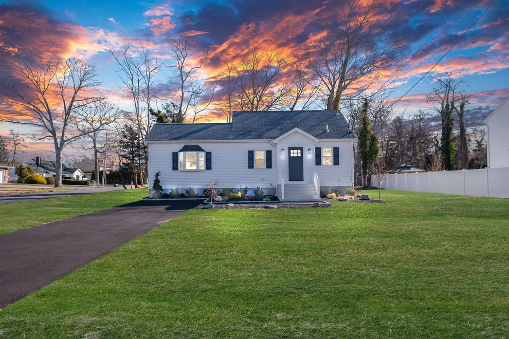 Unit for sale at 6 Wyandotte Lane, Islip, NY 11730