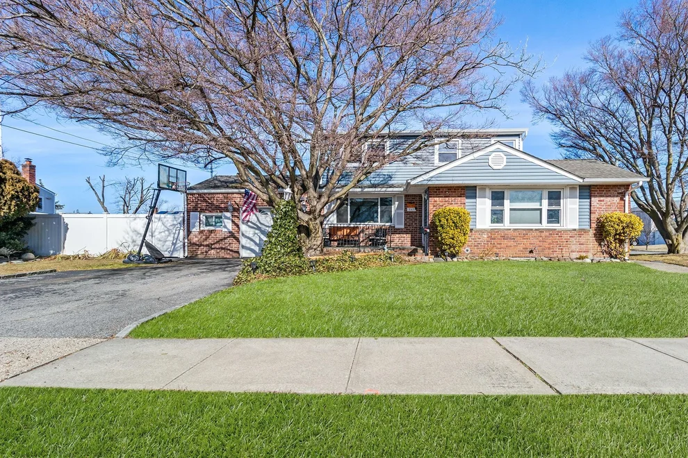 Unit for sale at 267 Violet Street, Oyster Bay, NY 11762