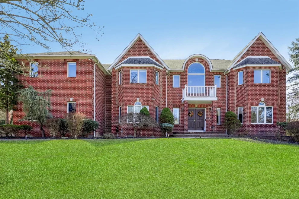 Unit for sale at 26 King Arthur Court, Clarkstown, NY 10956