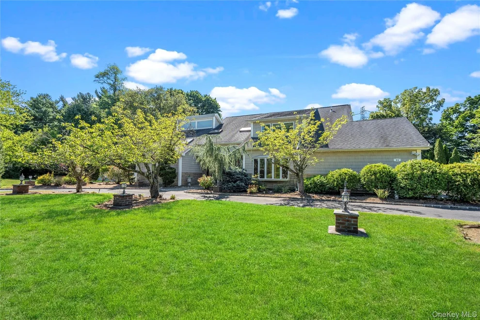 Unit for sale at 11 Harbor Court E, North Hempstead, NY 11576