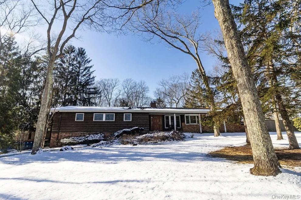 Unit for sale at 14 Hills Park Lane, Smithtown, NY 11787