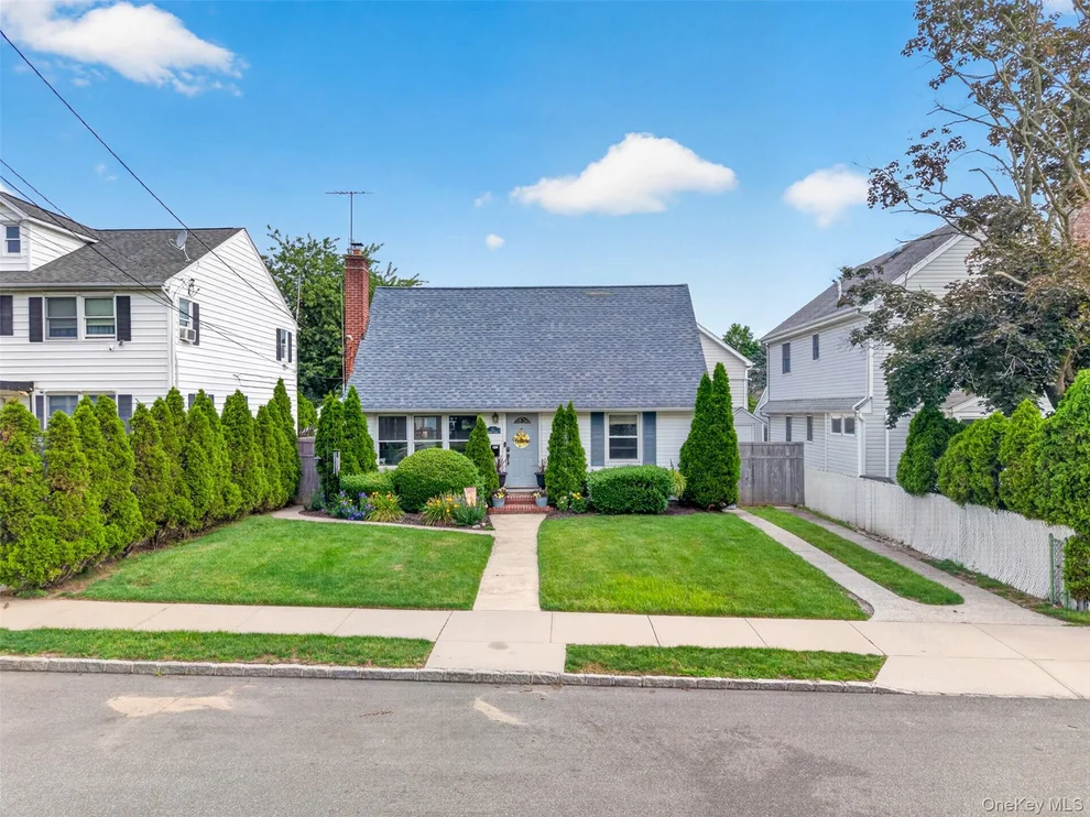 Unit for sale at 131 Dorset Avenue, North Hempstead, NY 11507