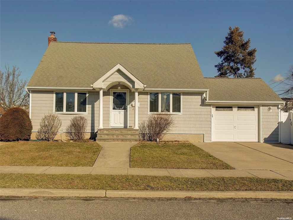 Unit for sale at 9 Stanley Street, Oyster Bay, NY 11801