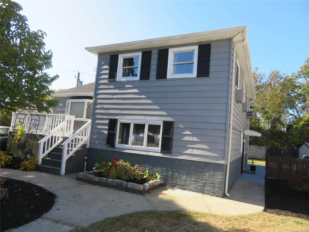 Unit for sale at 9 Fair Court, Oyster Bay, NY 11758