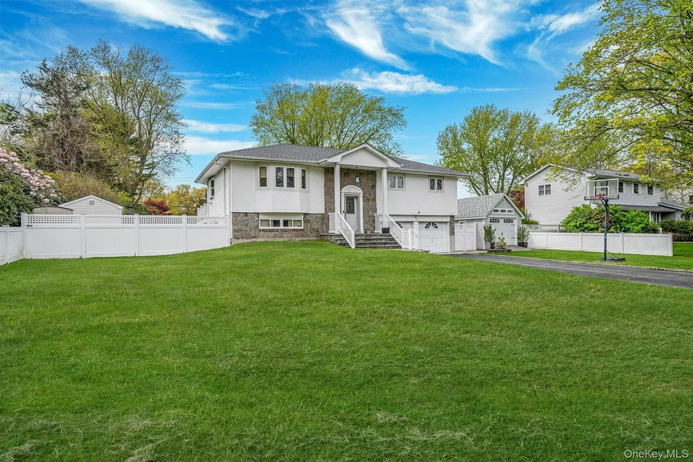 Unit for sale at 6 Warbler Lane, Smithtown, NY 11725