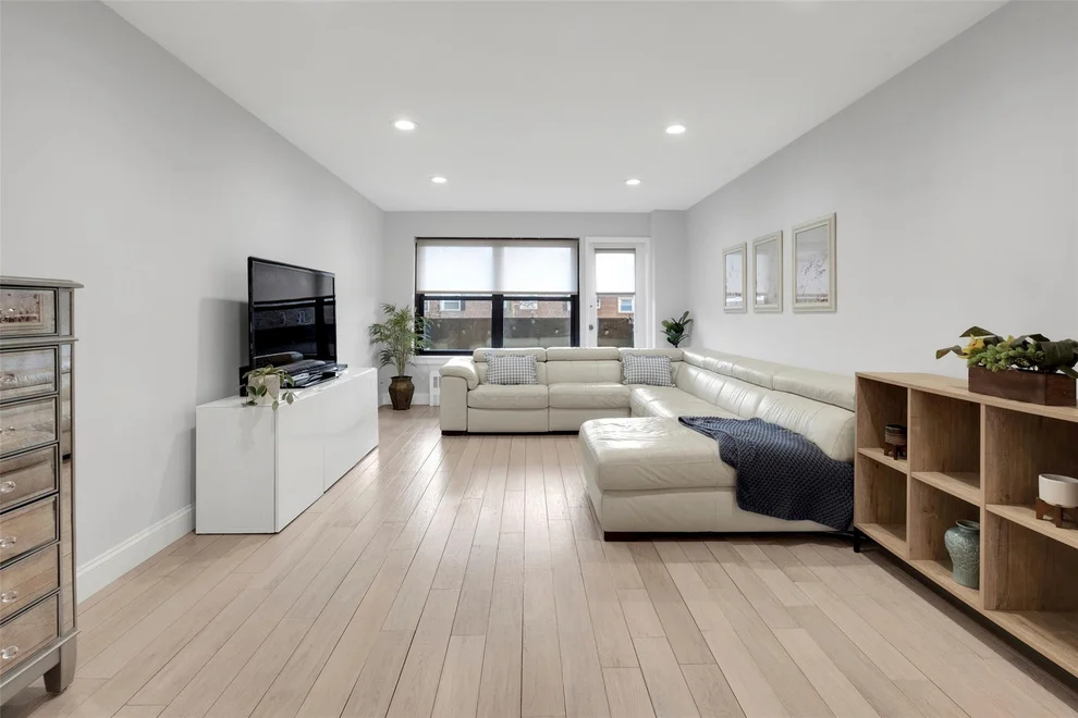 Unit for sale at 35 Knightsbridge Rd, North Hempstead, NY 11021