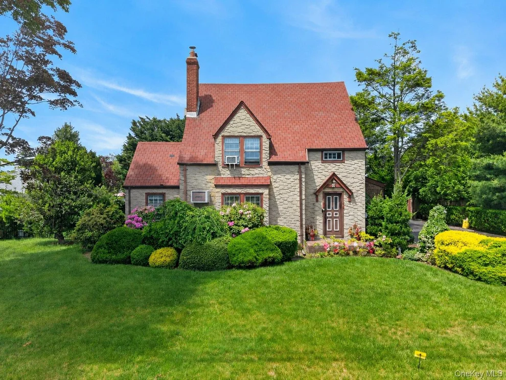 Unit for sale at 66 Walter Avenue, Oyster Bay, NY 11801