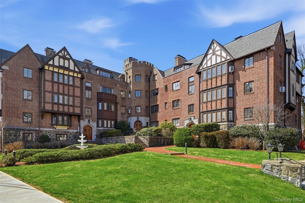 Unit for sale at 6 Davis Avenue, Rye City, NY 10580