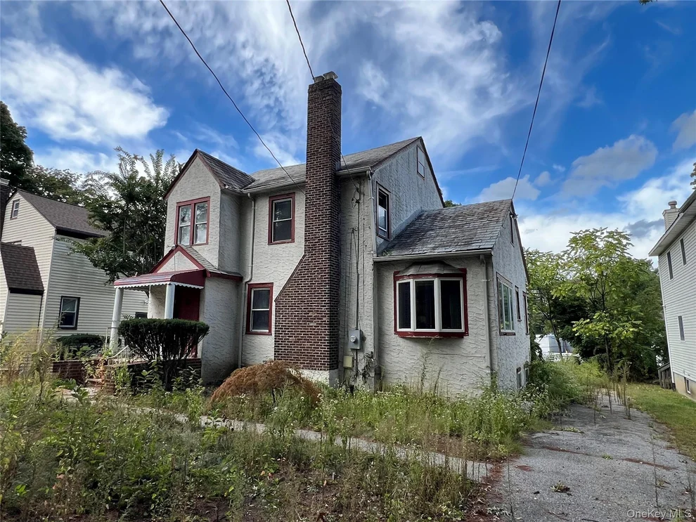 Unit for sale at 88 Manor Drive, North Hempstead, NY 11020
