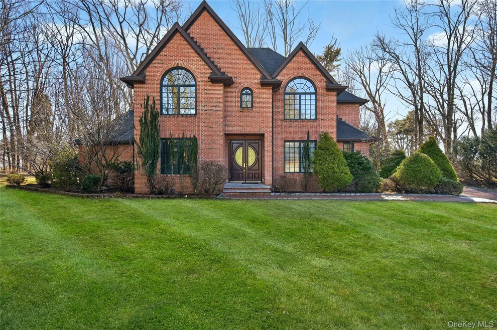 Unit for sale at 3 Chestnut Court, North Hempstead, NY 11568