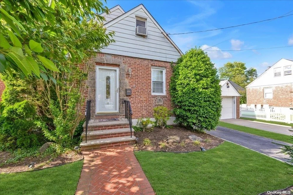 Unit for sale at 11 Jedwood Place, Hempstead, NY 11581