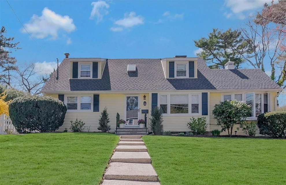 Unit for sale at 99 Fort Hill Road, Huntington, NY 11743