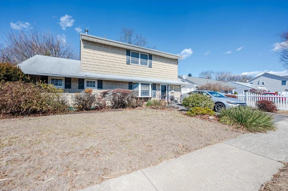 Unit for sale at 7 Hoover Lane, Oyster Bay, NY 11714