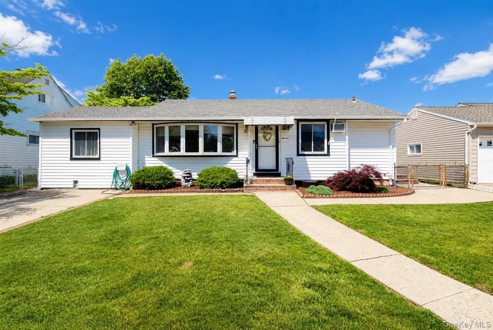Unit for sale at 11 Adelphi Road, Oyster Bay, NY 11801