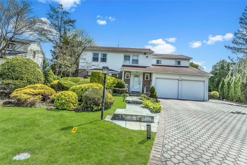 Unit for sale at 16 Foxhurst Court, North Hempstead, NY 11040