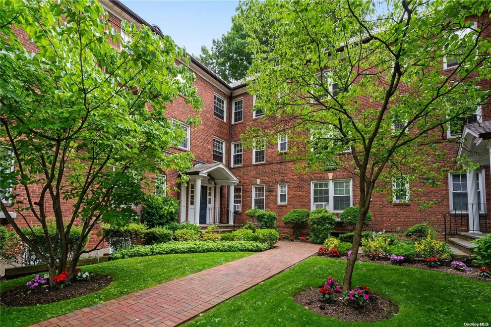 Unit for sale at 10 Welwyn Road, North Hempstead, NY 11021