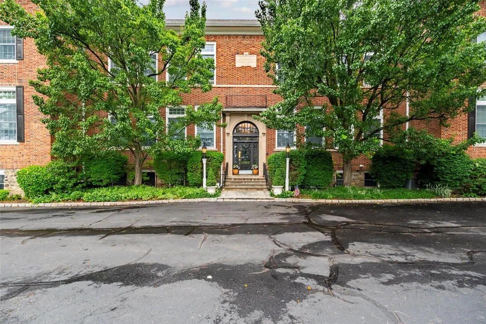 Unit for sale at 20 Whippoorwill Road E, North Castle, NY 10504