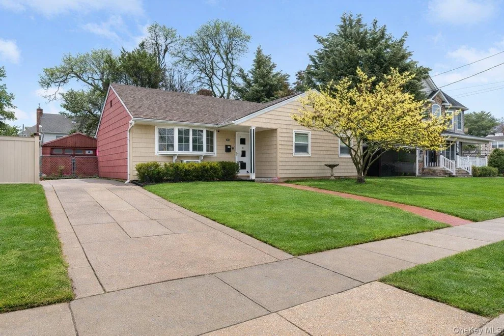 Unit for sale at 22 Greenway Circle, Oyster Bay, NY 11791