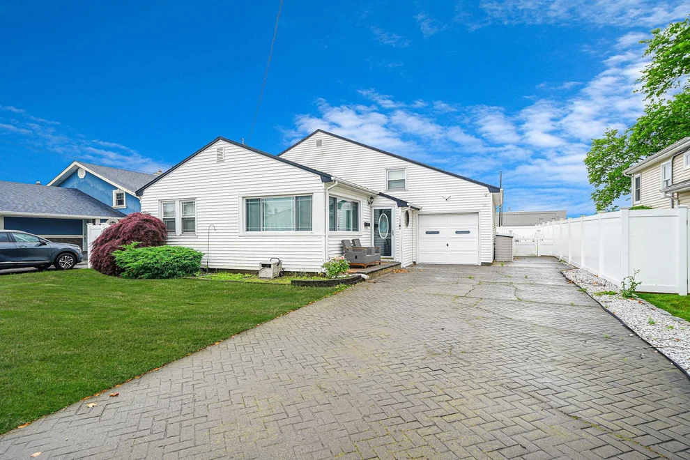 Unit for sale at 150 Pratt Street, West Babylon, NY 11704