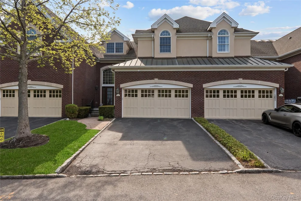 Unit for sale at 10 Kensington Circle, North Hempstead, NY 11030