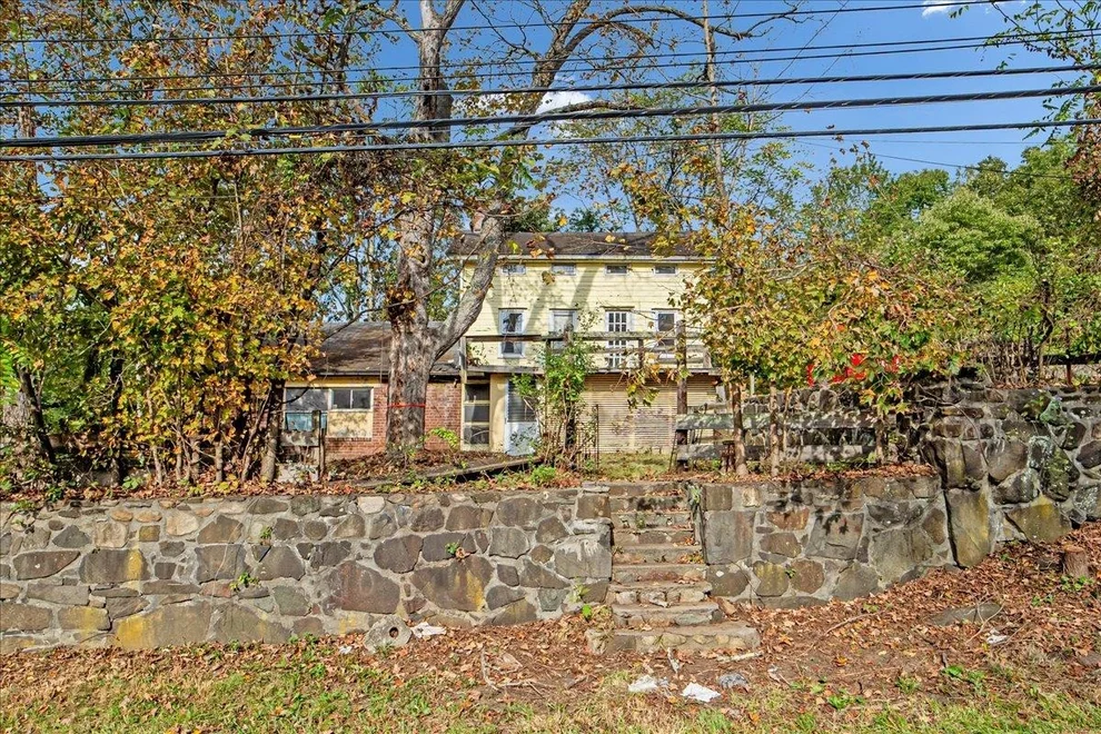 Unit for sale at 432 Furnace Dock Road, Cortlandt, NY 10567