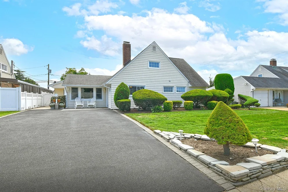Unit for sale at 6 Serpentine Lane, Hempstead, NY 11756