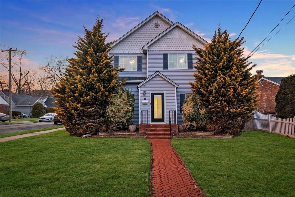 Unit for sale at 169 Old Powerhouse Road, North Hempstead, NY 11577