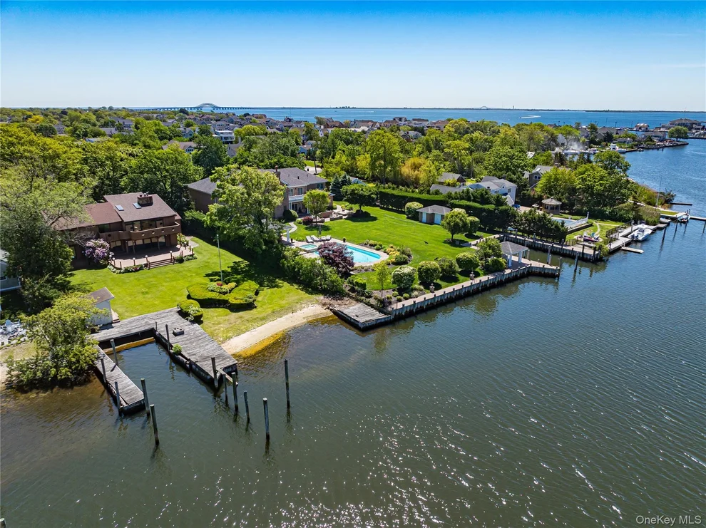 Unit for sale at 164 W Islip Road, Islip, NY 11795