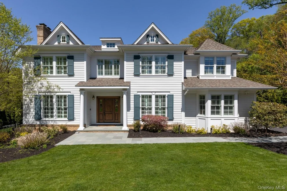 Unit for sale at 152 Plymouth Court, North Hempstead, NY 11030