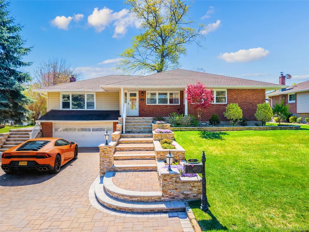 Unit for sale at 31 Edgemere Drive, North Hempstead, NY 11507